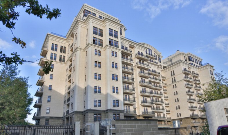 Автомобильная парковка под домом на Фрунзенской наб. (Москва)